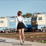 [妖精社]T2042_嫩模唐飞飞火车站撩裙露闪亮无内肉丝裤袜秀翘臀诱惑写真75P