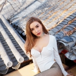 [妖精社]V2016_嫩模萱萱户外白色高叉连体衣配黑丝渔网秀火辣身材诱惑写真40P