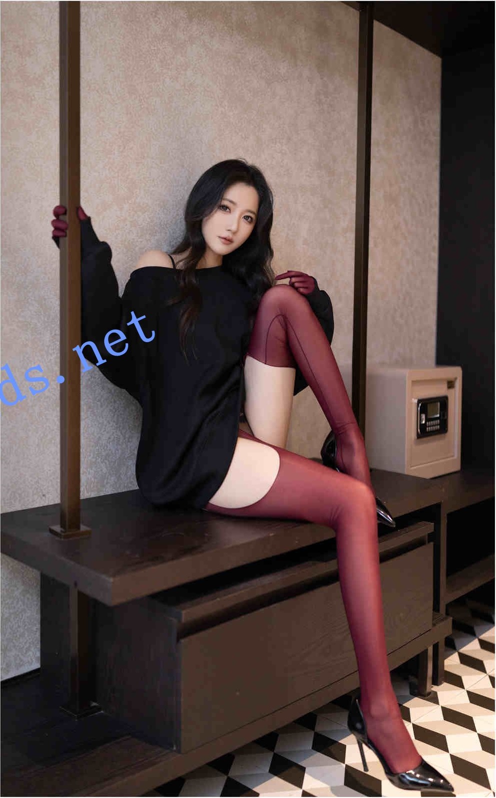 【永久专享】秀人网 鱼子酱 最新上架作品超清写真（红与黑）！
